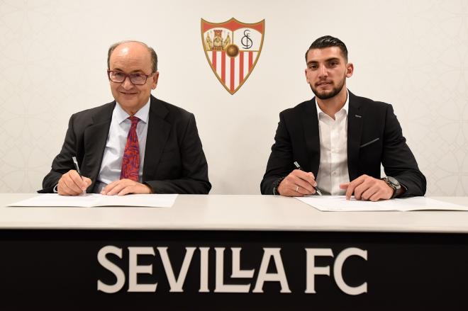 Rafa Mir firma su contrato con el Sevilla (Foto: SFC).