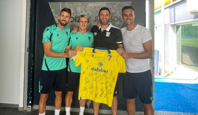 José Mari, Salvi y Cala entregan una camiseta firmada a Cervero (Foto: Cádiz CF).