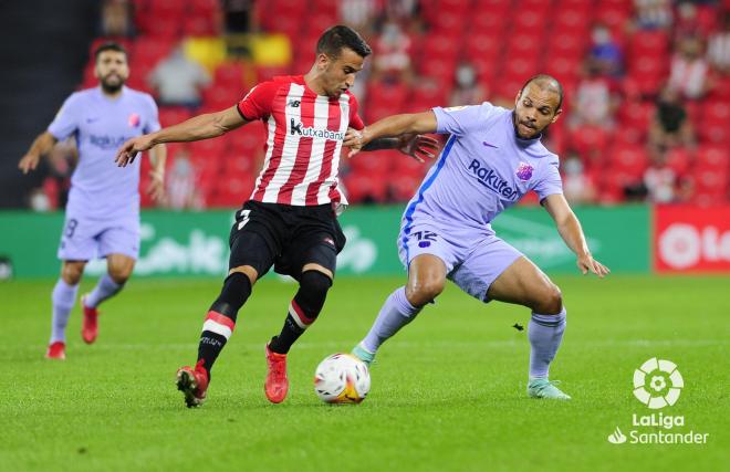 Álex Berenguer pugna con el danés Braithwaite.