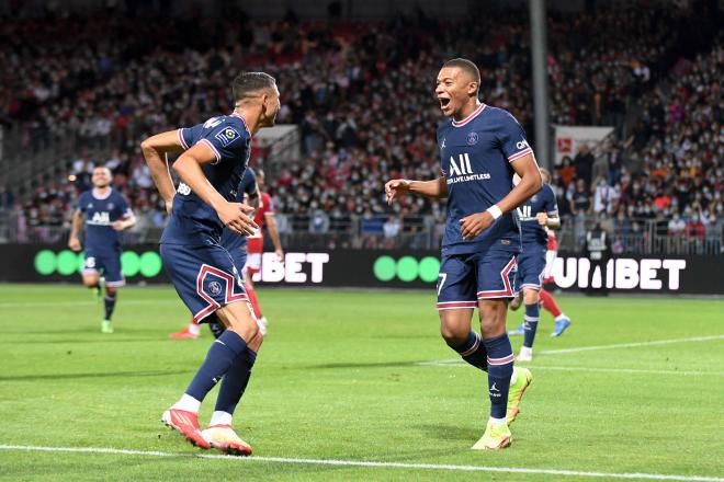 Mbappé celebra el gol del PSG junto al marroquí Achraf (Foto: Cordon Press).