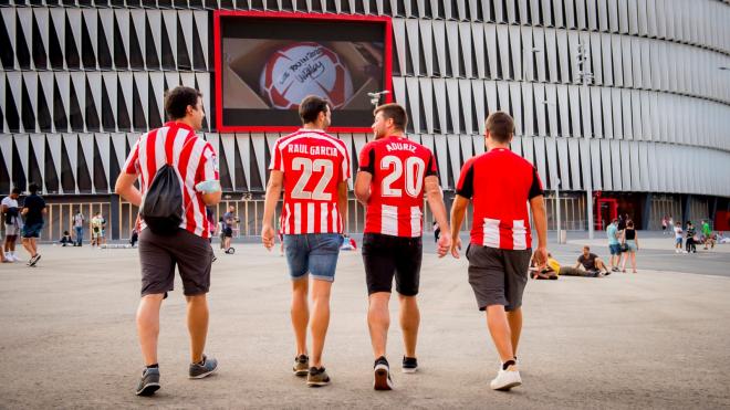 Aficionados zurigorris llegando este sábado a San Mamés para el partido ante el Barça (Foto: Athletic Club).