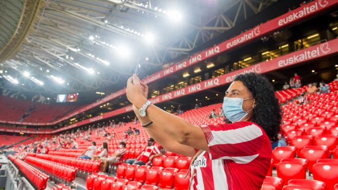 Una aficionada se hace un selfie en San Mamés ante el Barça (Foto: Athletic Club).