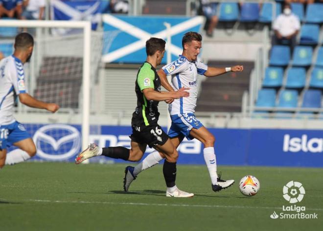Gragera presiona a Sergio González durante el Tenerife-Sporting (Foto: LaLiga).