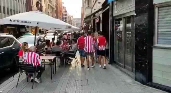 Por la calle Pozas de camino a San Mamés para ver al Athletic frente al Barça.