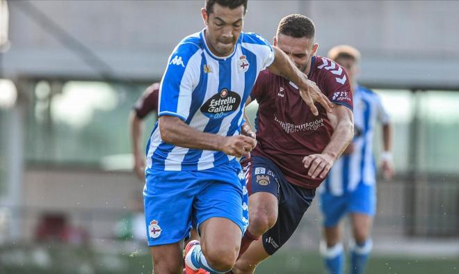 Miku se lleva un balón ante los jugadores del Pontevedra (Foto: RCD).