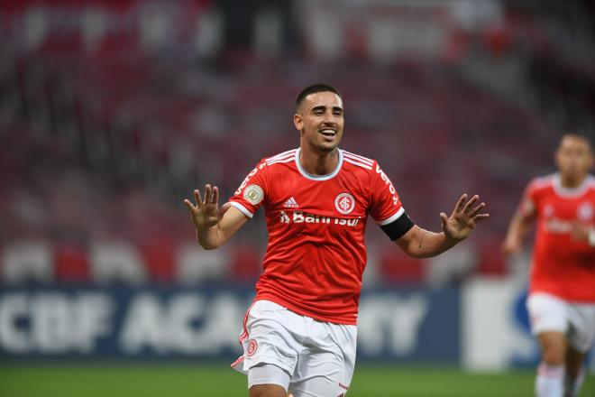 Thiago Galhardo, que será el próximo fichaje del Celta, celebra un gol con el Internacional.