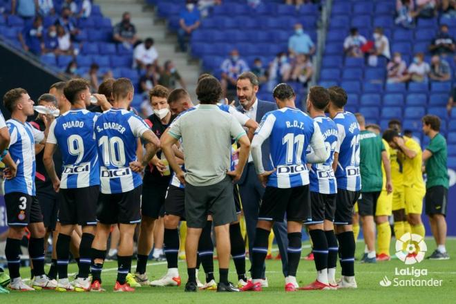 Charla de Vicente Moreno durante el parón de refresco (Foto: LaLiga).