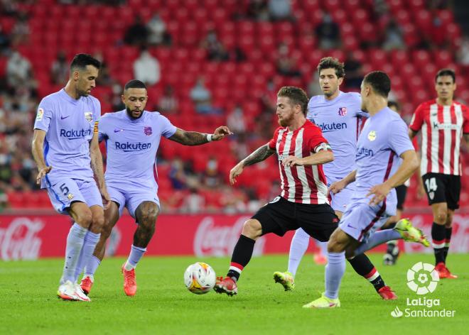 Iker Muniain regatea en el partido ante el Barça (Foto: LaLiga).