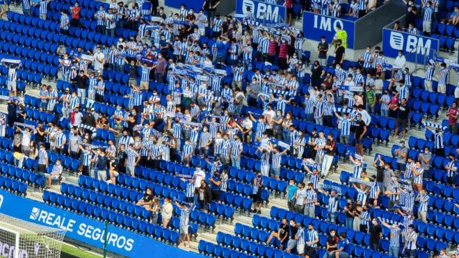 Aficionados de la Real Sociedad en las gradas del Reale Arena.