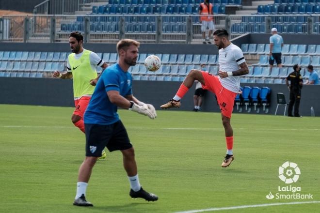 Antoñín calienta antes de redebutar con el Málaga ante el Ibiza (Foto: LaLiga).