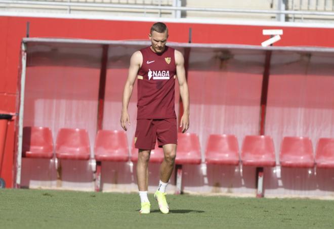 Augustinsson, en un entrenamiento con el Sevilla (Foto: Kiko Hurtado)