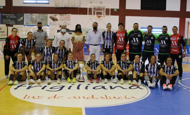 Las jugadoras del Costa del Sol Málaga posan junto al trofeo del torneo.
