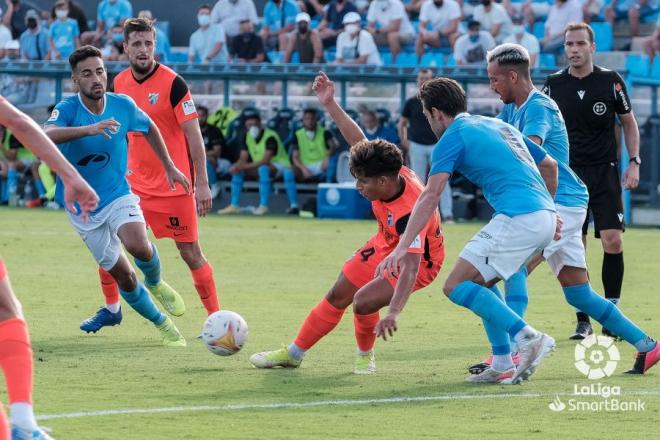 Haitam controla un balón en el Ibiza-Málaga (Foto: LaLiga).