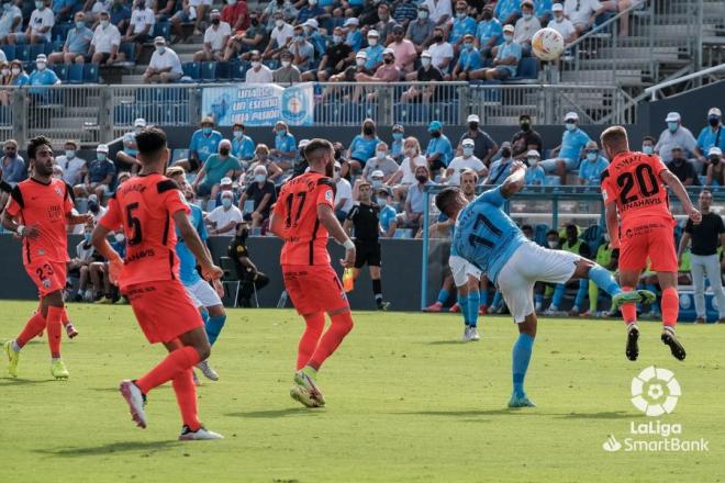 Ismael despeja un balón ante el Ibiza (Foto: LaLiga).