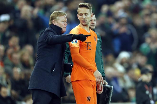 Koeman da indicaciones a Luuk de Jong, operación de Laporta a última hora, en un partido de la selección de Países Bajos (Foto: Cordon