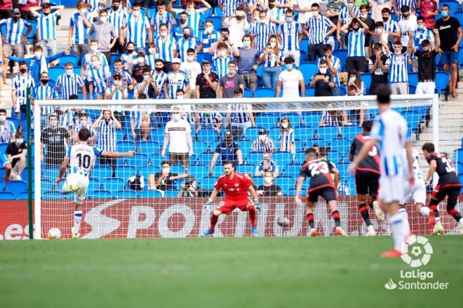 Momento del gol de penalti de Oyarzabal ante el Rayo (Foto: LaLiga).