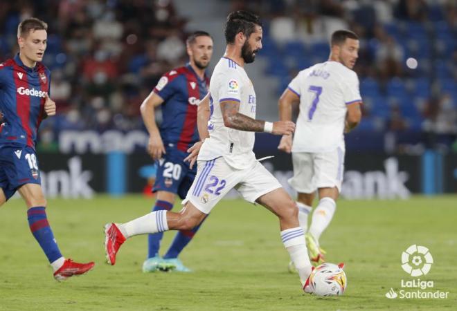 Isco, en la rampa de salida de Florentino, conduce el balón durante el Elche-Real Madrid.
