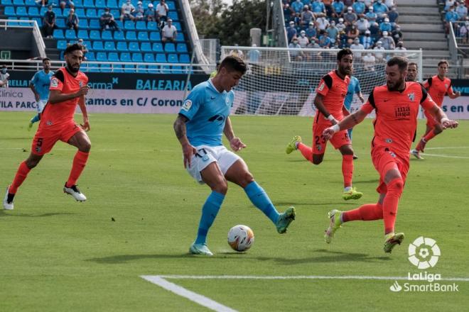 Peybernes defiende un balón en el Ibiza-Málaga (Foto: LaLiga).