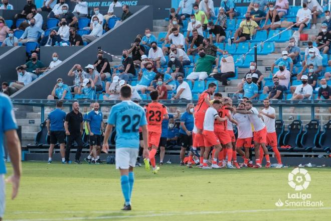 Los jugadores del Málaga celebran el gol de Roberto al Ibiza (Foto: LaLiga).