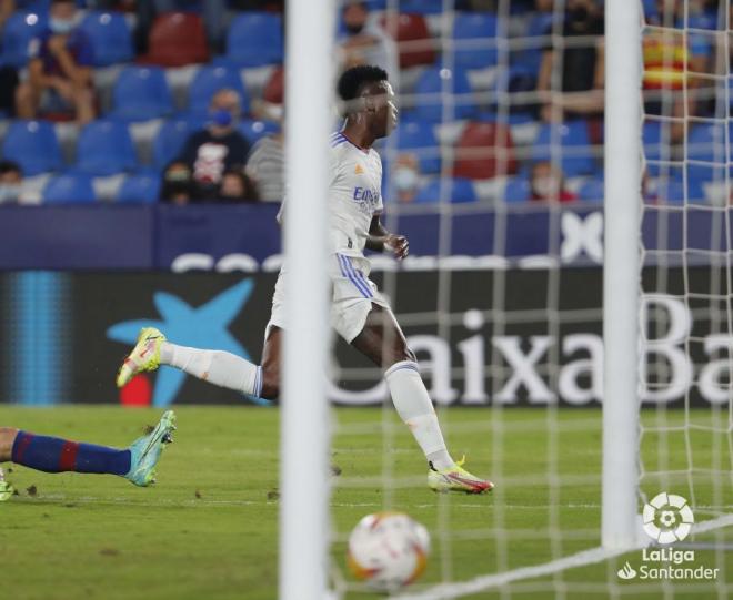 Vinícius corre a celebrar su gol en el Levante-Real Madrid (Foto: LaLiga).
