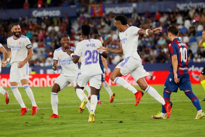 Vinícius celebra uno de los goles del Real Madrid frente al Levante.