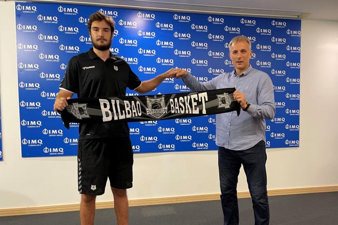 El ala-pivot de Bilbao Basket Álex Galán posa con Pedja Savovic.