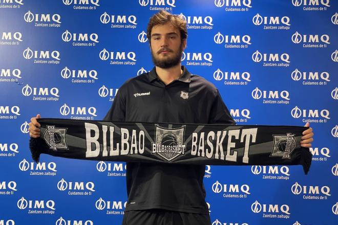 El ala-pivot Álex Galán es nuevo jugador del Bilbao Basket.