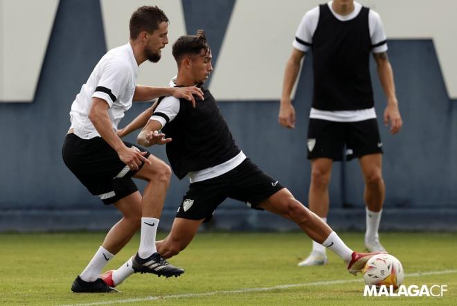 Larrubia y Genaro pelean por un balón en un entrenamiento (Foto: Málaga CF).