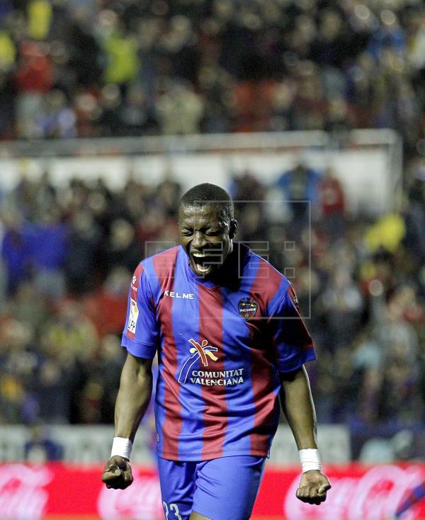 Pape Diop celebra un gol durante su etapa en el Levante. (Foto: EFE)