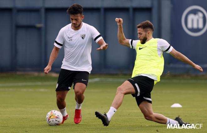 Ismael y Calero, a por la misma pelota en un entrenamiento (Foto: Málaga CF).