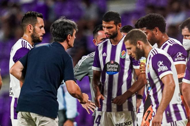 Pacheta habla con sus jugadores en el duelo ante el Real Zaragoza (Foto: Real Valladolid).