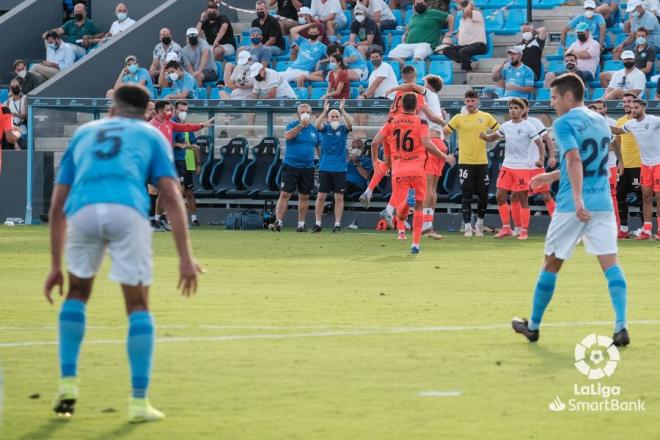 La plantilla del Málaga celebra el gol de Roberto al Ibiza (Foto: LaLiga).