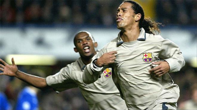 Ronaldinho celebra su famoso gol ante el Chelsea (Foto: EFE).