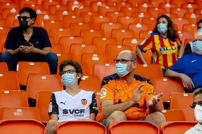 Aficionados del Valencia CF con mascarillas, que son recomendables para la final de Copa