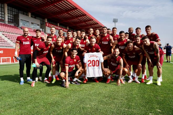 Rakitic celebra su partido número 200 con el Sevilla.