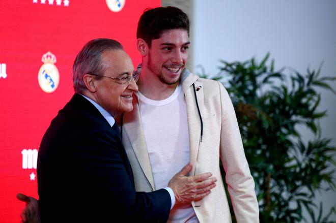 Florentino Pérez y Fede Valverde en un acto del Real Madrid (Foto: Cordon Press).