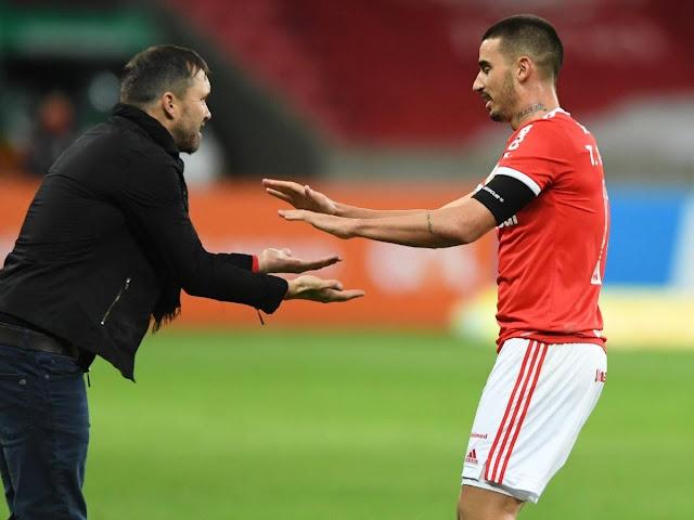 Galhardo saluda a Coudet en un partido del Internacional (Foto: Instagram).