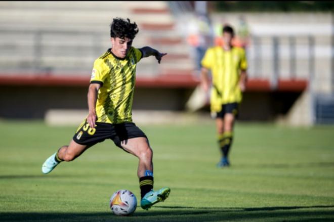 Jorge Mier golpea el balón (Foto: RO).