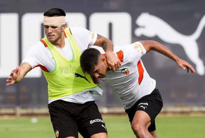 Maxi Gómez ya se entrena con el Valencia CF (Foto: Valencia CF)