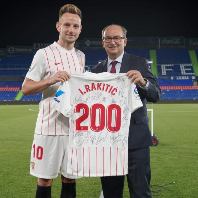 Rakitic recibe un presente por su partido 200 con el Sevilla (Foto: SFC).