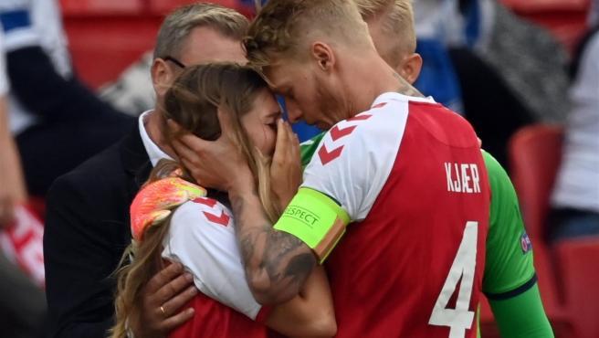 Kjaer, consolando a una familiar de Eriksen en el primer partido de la Eurocopa (Foto: EFE).