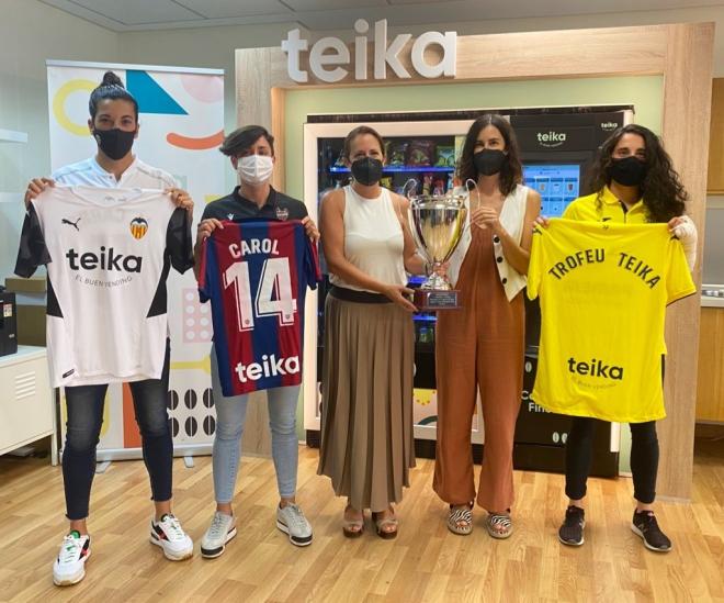 Teika presenta el primer trofeo de fútbol con los 3 equipos valencianos de Primera