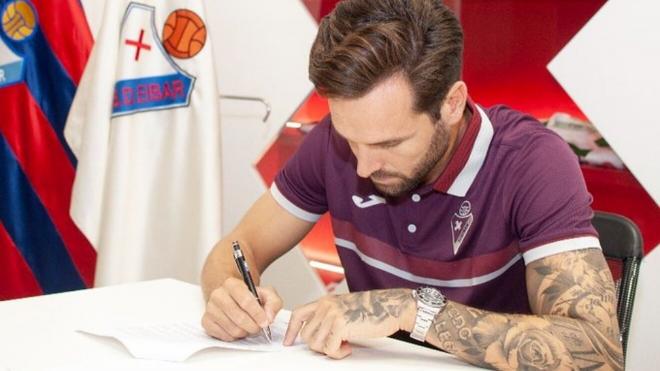 Toño García firma el contrato como nuevo jugador armero (Foto: SD Eibar).