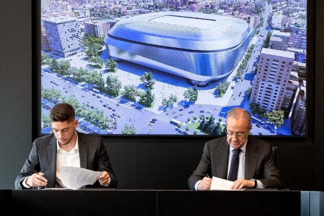 Valverde firma, junto a Florentino, su nuevo contrato con el Real Madrid (Foto: RM).