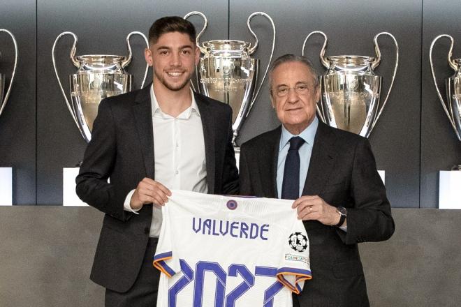 Fede Valverde posa junto a Florentino Pérez tras su renovación con el Real Madrid hasta 2027 (Foto: RM).