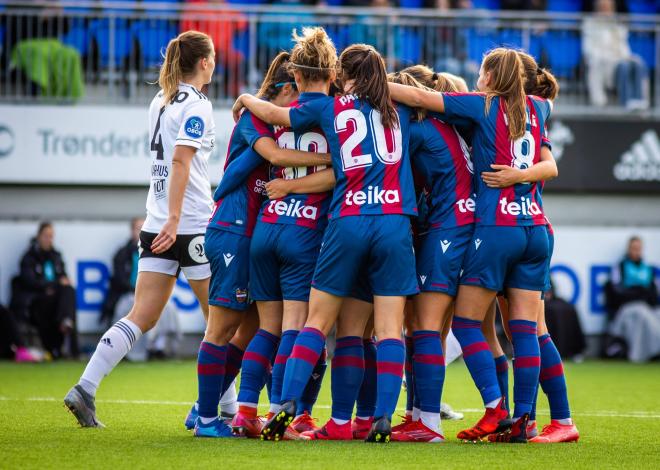 El Levante Femenino celebra uno de lo goles contra el Rosenborg. (Foto: Levante UD)
