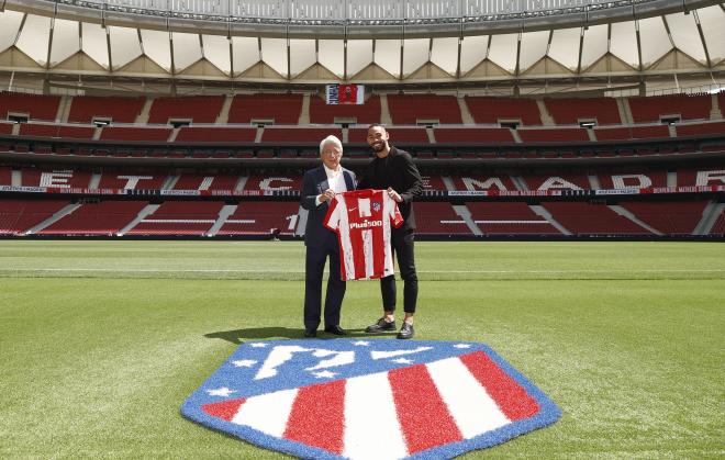 Matheus Cunha posa con su camiseta del Atlético junto a Enrique Cerezo (Foto: CAM).