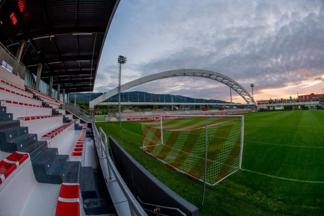 Bella imagen de la grada y del arco en Lezama (Foto: Athletic Club).