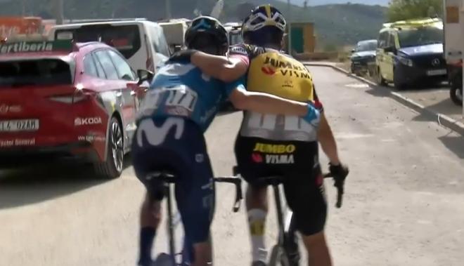 Primoz Roglic y Enric Mas, abrazados tras la 11ª etapa de La Vuelta 2021.