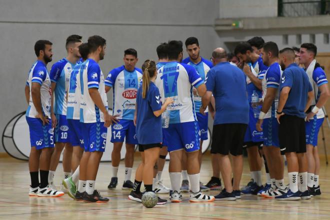 La plantilla del Trops Málaga, durante un tiempo muerto (Foto: Emilio Duarte).